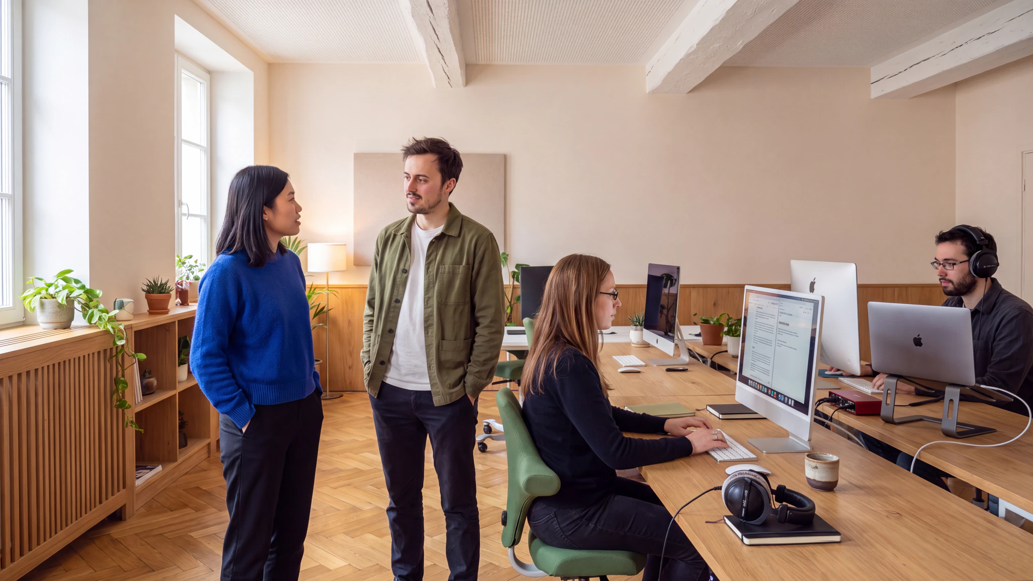 Thomas Mosmant échange avec Hana Leclerc pendant que deux rédacteurs travaillent