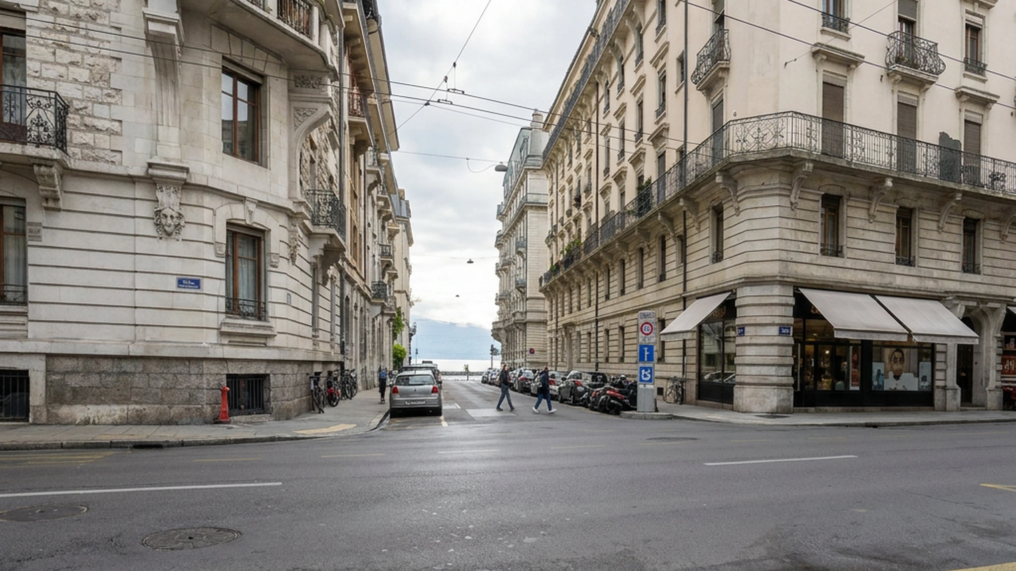 Façades claires et lumière fraîche au bord d’une rue proche du lac